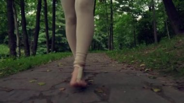 Çıplak ayaklı kadın, taş yolda yürüyor. Ormanın etrafında..