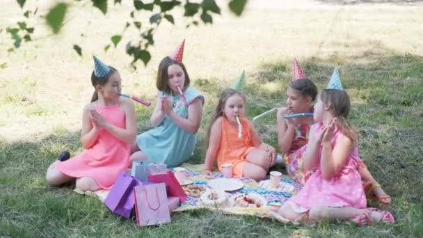 Skupina dětí slaví své narozeniny v přírodě. Dívky v šatech. — Stock video