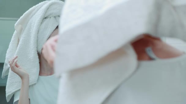 Krásná dívka s páskou přes oko a ručníkem na hlavě. Ranní rutina. — Stock video