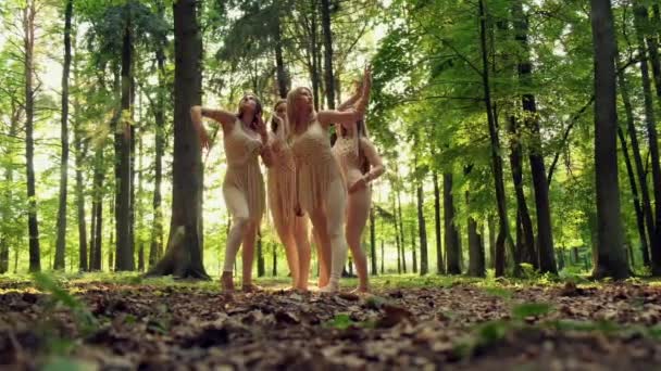 Группа девушек танцует в лесу. Девушки в костюмах натурального цвета, босые ноги. — стоковое видео