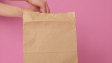 El, kahverengi ekolojik torbadan yiyecek, fast food, patates kızartması, kalori yiyeceği alıyor..