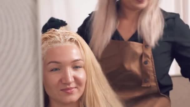 Ένα όμορφο κορίτσι ήρθε σε ένα κομμωτήριο για να βάψει τα μαλλιά της. Κομμωτήριο σε κομμωτήριο — Αρχείο Βίντεο