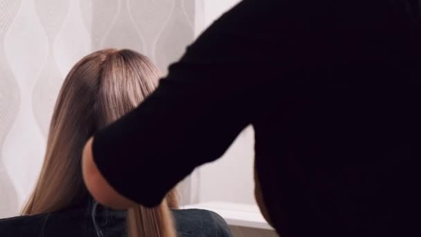 Professionele haarverzorging. Lang, gezond haar. Achteraanzicht. — Stockvideo