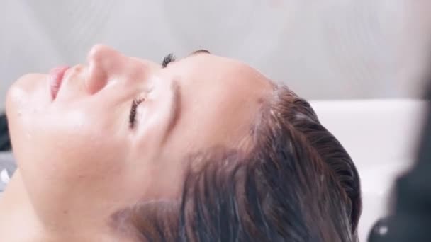 Női fodrász szétosztja a maszkot a haj az ügyfél lány. — Stock videók