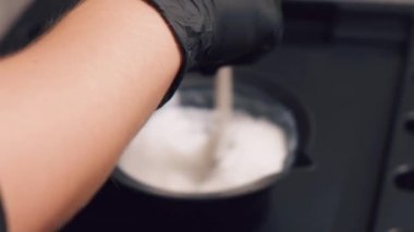 Karıştırma, saç boyama hazırlığı. Boya için karıştırma kabı.