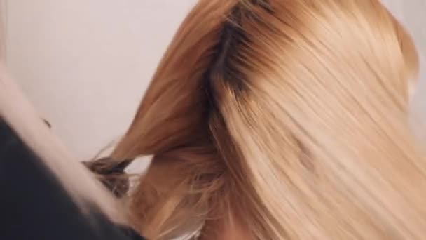 Ovanifrån av händerna. Kvinna kamma hår av en kund i en frisör salong. — Stockvideo