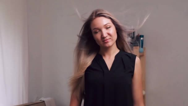 Young beautiful woman with fluttering blond hair. Healthy shiny hair. — Stock Video