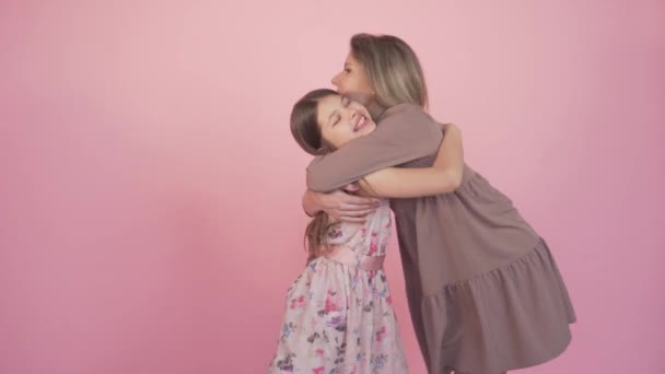 Мама - молода і красива дочка, яка обіймає і сміється разом.. — стокове відео