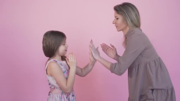 Mom love for her children. Mom plays with a daughter play together. — Stock Video