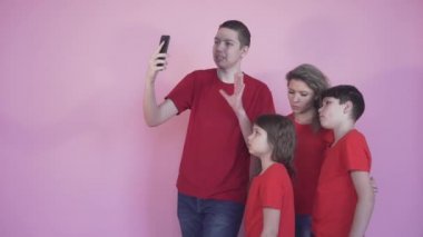 Büyük, dost canlısı bir aile, anne ve çocuklar video bağlantısı ile iletişim kuruyor..