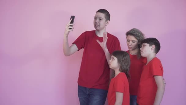 Büyük, dost canlısı bir aile, anne ve çocuklar video bağlantısı ile iletişim kuruyor.. — Stok video