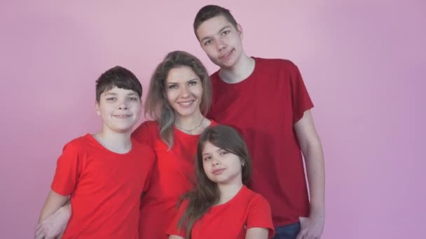 Grote familie van twee zonen en een dochter. Iedereen draagt dezelfde kleren.. — Stockvideo