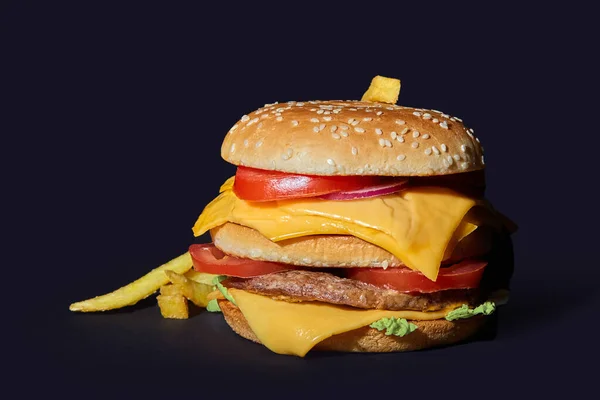 Juicy Burger med pommes frites. Inte en hälsosam mat med hög kalorihalt. — Stockfoto