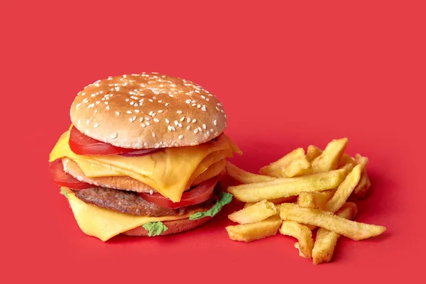 Sappige Burger met frietjes. Geen gezond voedsel met een hoog caloriegehalte. — Stockfoto