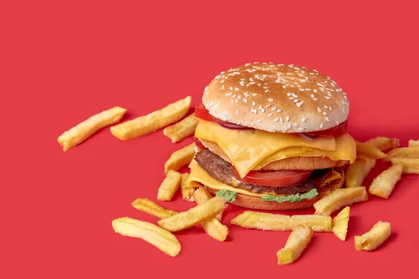 Grote sappige dubbele Burger en frietjes. Burger met kaas, groenten, twee koteletten. — Stockfoto