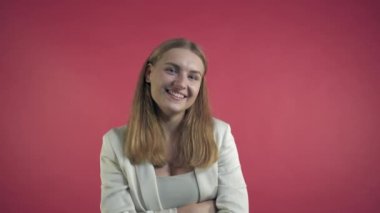 Güzel bir kadın gülümser, güler ve kameraya bakar. Kısa sarı saçlar..