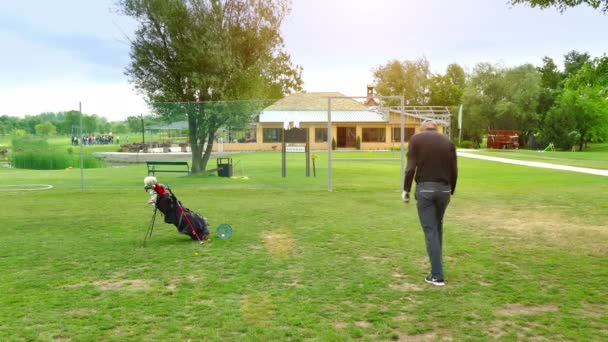 Zrenjanin Serbien 2018 Professioneller Golfer Führt Einen Richtigen Golfschlag Aus — Stockvideo