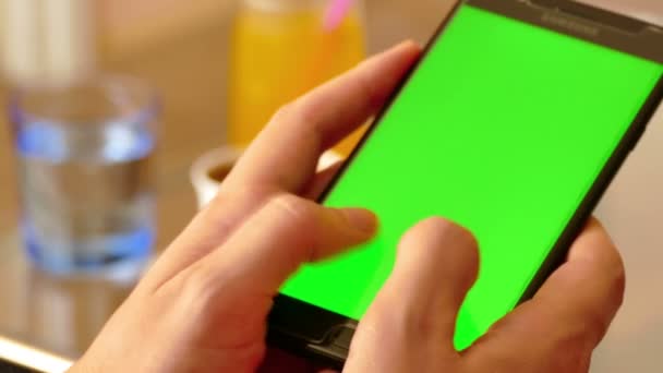 Jonge Vrouw Het Verzenden Van Een Bericht Een Slimme Telefoon — Stockvideo