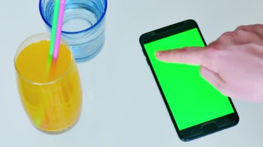 Genç kadın bir kahve dükkanında 4k bir akıllı telefon üzerinden mesaj gönderme Video klip