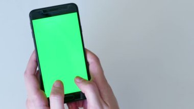 Genç kadın bir akıllı telefon, 4k üzerinden mesaj gönderme Video klip