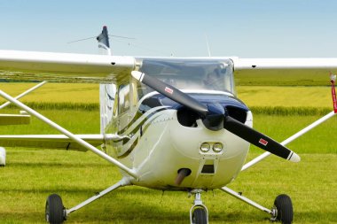 ECKA, Sırbistan 26 Mayıs 2018: spor uçak ticari uçuşlar için fotoğraf