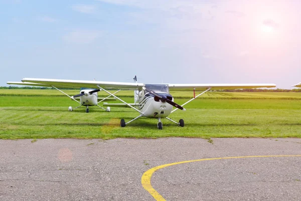 ECKA, Sırbistan 26 Mayıs 2018: spor uçak ticari uçuşlar için fotoğraf