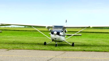 ECKA, Sırbistan 26 Mayıs 2018: spor uçak ticari uçuşlar için 4 k Video klip