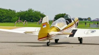 ECKA, Sırbistan 26 Mayıs 2018: spor uçak ticari uçuşlar için 4 k Video klip