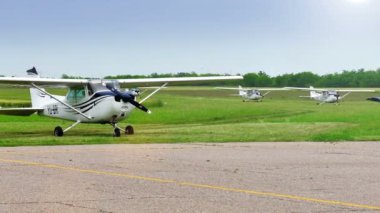 ECKA, Sırbistan 26 Mayıs 2018: spor uçak ticari uçuşlar için 4 k Video klip