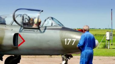 ECKA, Sırbistan 26 Mayıs 2018: Askeri Jet uçak Pilot eğitimi için 4 k Video klip