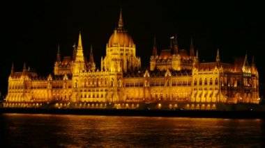 Budapeşte, Macaristan 27 Temmuz 2018: Budapeşte gece, 4k güzel Macaristan Parlamentosu'nun Video klip