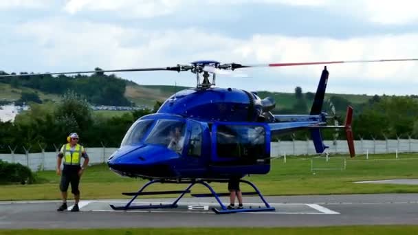 2018 ハンガリー ブダペスト 青いヘリコプターのビデオ クリップ ヘリポート で離陸準備中です — ストック動画