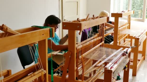 ヴルバス川 セルビア 2018 木製織機 で敷物を編む女性のビデオ クリップ — ストック動画