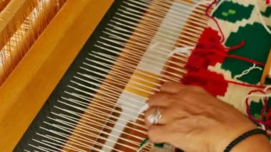 4 k, ahşap bir dokuma tezgâhı halı dokuma kadınlar Video klip