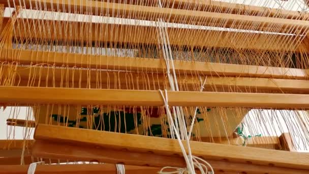 木製織機 で敷物を編む女性のビデオ クリップ — ストック動画