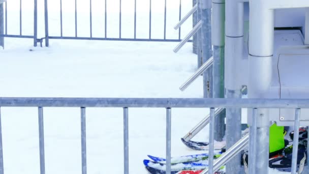ズラティ ボール Serbi 2018 ケーブルカー を入力するランプを渡すスキーヤー ビデオ クリップ — ストック動画