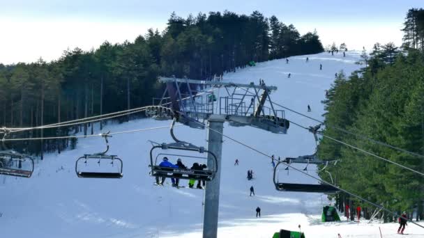 Zlatibor Servië December 2018 Skiërs Rijden Kabelbaan Naar Top Van — Stockvideo