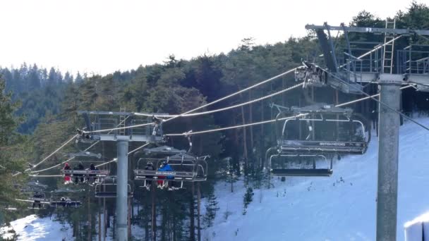 ズラティ ボール セルビア 2018 スキーヤー山 の先頭にケーブルカーに乗るビデオ クリップ — ストック動画