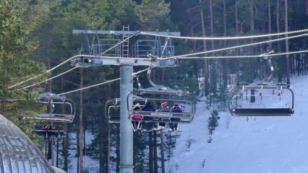 Zlatibor Sérvia Dezembro 2018 Esquiadores Dirigem Teleférico Até Topo Montanha — Vídeo de Stock
