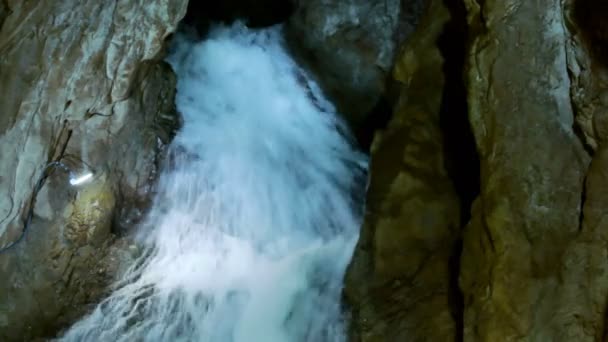 Wunderschöner Wasserfall Der Höhle Videoclip — Stockvideo