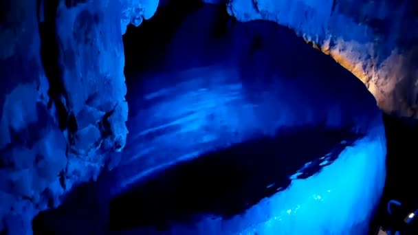 Kaskader Inuti Grottan Gopro Video Clip — Stockvideo