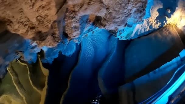 洞窟内のカスケード ゴプロビデオクリップ — ストック動画