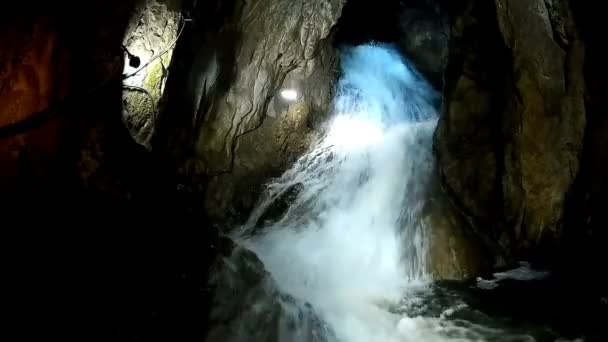 Bela Cachoeira Dentro Caverna Gopro Video Clip — Vídeo de Stock