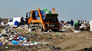 Zrenjanin, Sırbistan 16 Nisan 2019: Şehir çöplüğünde plastik şişeler, poşetler ve diğer çöpler, 4k Video Klip