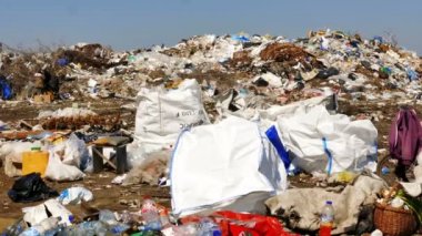 Zrenjanin, Sırbistan 16 Nisan 2019: Şehir çöplüğünde plastik şişeler, poşetler ve diğer çöpler, 4k Video Klip