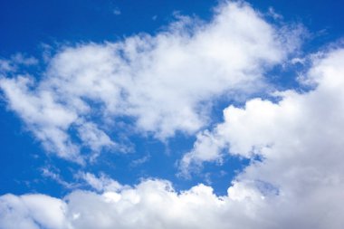 Yazın mavi gökyüzü beyaz bulutların arka plan konseptiyle