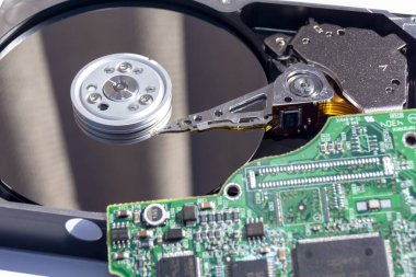Sabit diskin içindeki HDD - okuma başlığı ve kartı olan bir manyetik disk PC onarımı için bir kavram olarak kullanılabilir