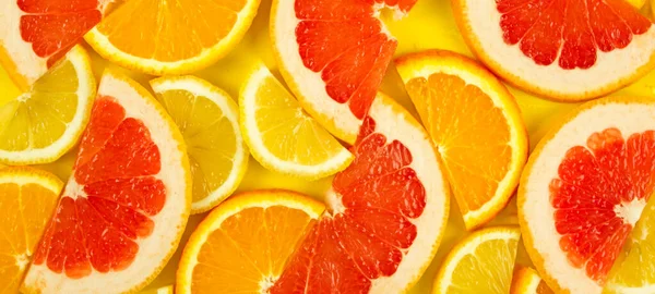 meyve arkaplanı, turunçgiller, bir vitamin seti, sağlıklı doğal ürünler karışımı. Meyveli portakal, limon ve greyfurt.