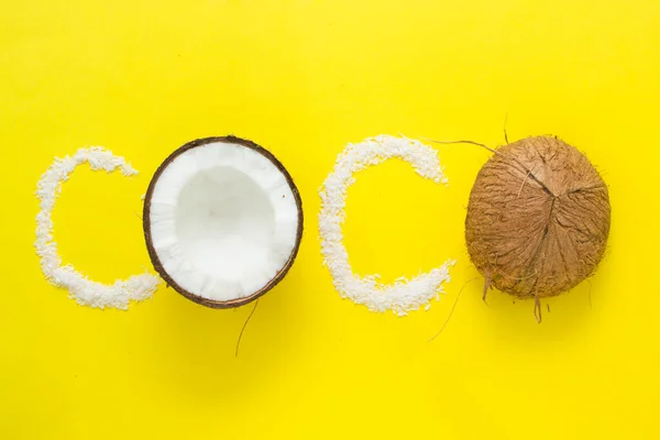 Hindistan cevizi ve Coco kelimesi, parlak yaz arkaplanı, yaz ve rahatlama sembolü.
