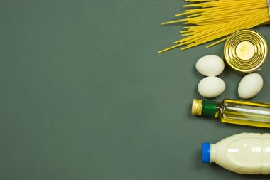 Yiyecek kaynağı. Karantina süresi için gıda krizi. Tüketici sepeti ürün seti. Yemek teslimatı. Bağış, Corona virüsü karantinası. Boşluğu kopyala.